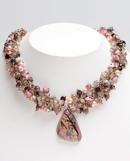 Кулон Кварц, родонит, жемчуг, гранат, бисер Ручная авторская работа Авторская работа Кузьмина Ольга 2009 г инфо 13355f.